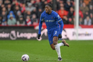 Chelsea 'den Axel Disasi Premier Lig maçında Sheffield United Chelsea' ye karşı 7 Nisan 202 'de Bramall Lane, Sheffield, İngiltere' de top sürüyor.