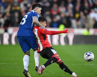 Chelsea 'den Enzo Fernnndez Sheffield United' tan Gustavo Hamer Premier Lig maçında Chelsea 'ye karşı Bramall Lane, Sheffield, İngiltere' de 7 Nisan 2024 'de oynanan karşılaşmada faul yaptı.
