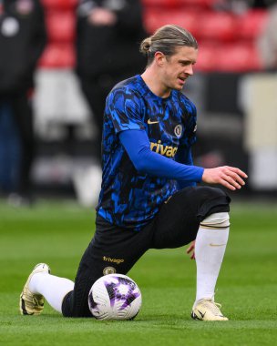 Chelsea 'li Conor Gallagher, Premier Lig karşılaşması öncesinde Sheffield United' ın Chelsea 'ye karşı Bramall Lane, Sheffield, İngiltere' de 7 Nisan 202 'de oynadığı maç öncesi ısınma maçında geriliyor.
