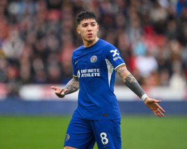 Chelsea 'den Enzo Fernnndez Premier League maçında takım arkadaşına Sheffield United' ın Chelsea 'ye karşı 7 Nisan 2024' te Bramall Lane, Sheffield, İngiltere 'de oynadığı maçta talimat verdi.
