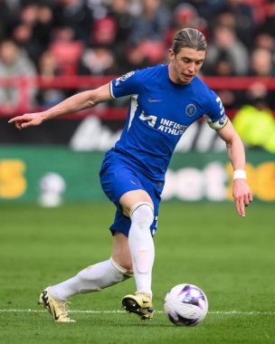 Chelsea 'den Conor Gallagher Premier Lig maçında Sheffield United Chelsea' ye karşı 7 Nisan 202 'de Bramall Lane, Sheffield, İngiltere' de top sürüyor.