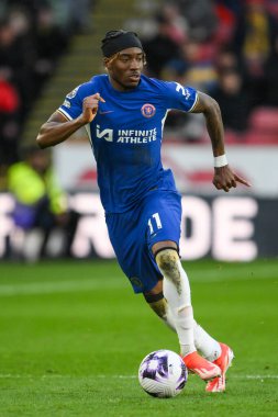 Chelsea 'den Noni Madueke Premier Lig maçında Sheffield United Chelsea' ye karşı 7 Nisan 202 'de Bramall Lane, Sheffield, İngiltere' de top sürüyor.