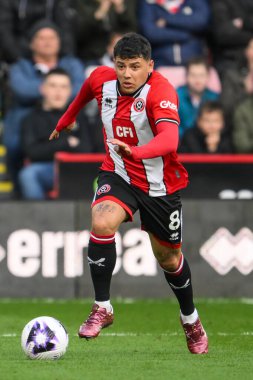 Sheffield United takımından Gustavo Hamer, Premier Lig maçında Sheffield United ile Chelsea maçında Sheffield Lane, Sheffield, İngiltere 'de 7 Nisan 202' de top yakaladı.