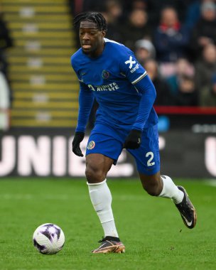 Chelsea 'den Axel Disasi Premier Lig maçında Sheffield United' ın Chelsea 'ye karşı 7 Nisan 202' de Bramall Lane, Sheffield, İngiltere 'de oynadığı maçta topa vuruyor.