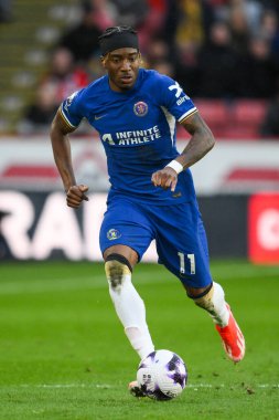 Chelsea 'den Noni Madueke Premier Lig maçında Sheffield United Chelsea' ye karşı 7 Nisan 202 'de Bramall Lane, Sheffield, İngiltere' de top sürüyor.