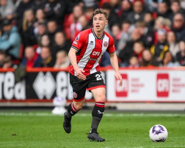 Sheffield United takımından Ben Osborn, Premier League maçında Sheffield United 'ın Chelsea' ye karşı 7 Nisan 202 'de Bramall Lane, Sheffield, İngiltere' de oynadığı maçta topa vuruyor.