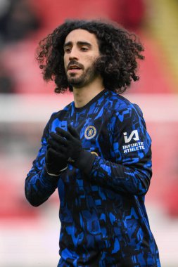 Chelsea 'den Marc Cucurella, Premier League karşılaşması öncesinde İngiltere' nin Sheffield Lane kentinde oynanan 7 Nisan 202 tarihli Premier League karşılaşmasında taraftarları alkışlıyor.