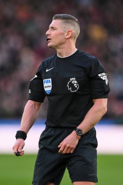 Premier Lig maçında hakem Robert Jones Sheffield United Chelsea 'ye karşı Bramall Lane, Sheffield, İngiltere, 7 Nisan 202