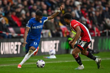 Chelsea 'den Noni Madueke Sheffield United' tan Auston Trusty 'yi Premier League maçı sırasında Bramall Lane, Sheffield, İngiltere' de 7 Nisan 202 'de Chelsea' ye karşı yendi.