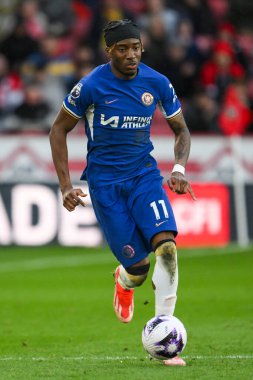 Chelsea 'den Noni Madueke Premier Lig maçında Sheffield United Chelsea' ye karşı 7 Nisan 202 'de Bramall Lane, Sheffield, İngiltere' de top sürüyor.