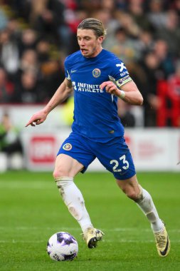 Chelsea 'den Conor Gallagher Premier Lig maçında Sheffield United Chelsea' ye karşı 7 Nisan 202 'de Bramall Lane, Sheffield, İngiltere' de top sürüyor.
