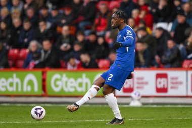 Chelsea 'den Axel Disasi Premier Lig maçında Sheffield United' ın Chelsea 'ye karşı oynadığı Bramall Lane, Sheffield, İngiltere' de 7 Nisan 202 'de pas attı.