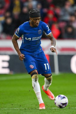 Chelsea 'den Noni Madueke Premier Lig maçında Sheffield United Chelsea' ye karşı 7 Nisan 202 'de Bramall Lane, Sheffield, İngiltere' de top sürüyor.