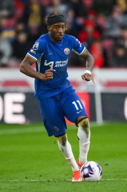 Chelsea 'den Noni Madueke Premier Lig maçında Sheffield United Chelsea' ye karşı 7 Nisan 202 'de Bramall Lane, Sheffield, İngiltere' de top sürüyor.