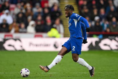 Chelsea 'den Axel Disasi Premier Lig maçında Sheffield United' ın Chelsea 'ye karşı oynadığı Bramall Lane, Sheffield, İngiltere' de 7 Nisan 2024 'te pas attı.