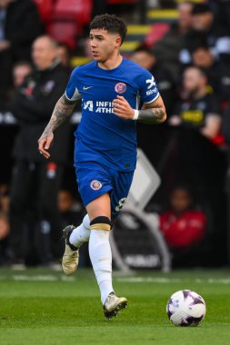 Chelsea 'den Enzo Fernndez Premier Lig maçında Sheffield United Chelsea' ye karşı 7 Nisan 2024 'te Bramall Lane, Sheffield, İngiltere' de top sürüyor.