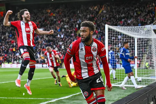 Sheffield United takımından Jayden Bogle Premier League maçında 1-1 berabere kaldı. Sheffield United Chelsea 'ye karşı Bramall Lane, Sheffield, İngiltere, 7 Nisan 202