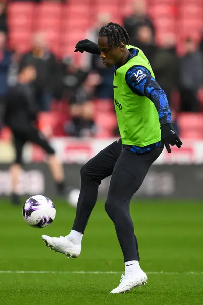 Trevoh Chalobah Fra Chelsea Kontrollerer Ballen Oppvarmingen Før Premier League – stockfoto