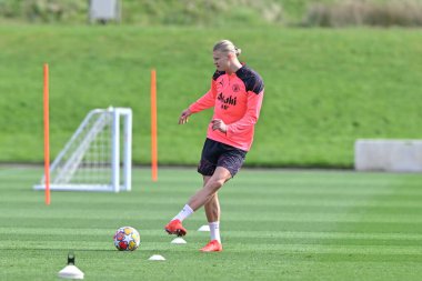 Manchester City 'den Erling Haaland, Manchester City Şampiyonlar Ligi antrenman oturumu öncesinde, 8 Nisan 202 tarihinde Etihad Stadyumu, Manchester' da oynanan Real Madrid maçı öncesinde pas attı.