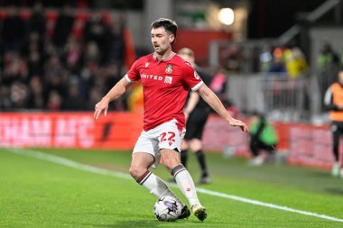 Wrexham 'dan Thomas O' Connor 9 Nisan 202 'de Wrexham' a karşı Crawley Town SToK Cae Ras, Wrexham, İngiltere 'de oynanan maçta pas attı.