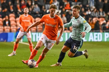 Blackpool 'dan George Byers, 9 Nisan 202' de Bloomfield Road, Blackpool 'da oynanan Blackpool-Fleetwood Town maçında topa vuruyor.