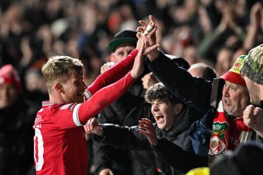 Wrexham 'dan Andy Cannon, 9 Nisan 202' de SToK Cae Ras, Wrexham, Birleşik Krallık 'ta oynanan Wrexham-Crawley Town maçında 3-0 kazanma golünü kutluyor.