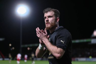 Barnsley 'den Nicky Cadden, 9 Nisan 202' de İngiltere 'nin Stevenage Stevenage stadyumunda Stevenage Barnsley' e karşı oynanan Sky Bet 1 karşılaşmasında yedek oyuncu olarak seçildikten sonra taraftarları alkışlıyor.