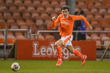 Blackpool 'dan Kyle Joseph, 9 Nisan 202' de Bloomfield Road, Blackpool 'da oynanan Blackpool-Fleetwood Town maçında topa vuruyor.