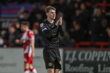 Barnsley 'den Luca Connell, 9 Nisan 202' de İngiltere 'nin Stevenage Stevenage Stadyumu' nda oynanan Sky Bet Lig 1 karşılaşmasında gezgin taraftarları alkışlıyor.