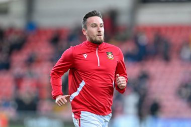 Wrexham 'dan Luke Young, 9 Nisan 202' de Wrexham 'a karşı Crawley Town SToK Cae Ras, Wrexham, İngiltere' de oynanan maçın öncesinde ısınıyor.