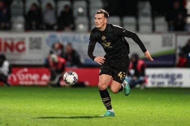 Barnsley 'den Josh Earl, 9 Nisan 202' de İngiltere 'nin Stevenage Stevenage Stadyumu' nda Stevenage 'e karşı oynadığı Sky Bet 1 maçında topu aldı.