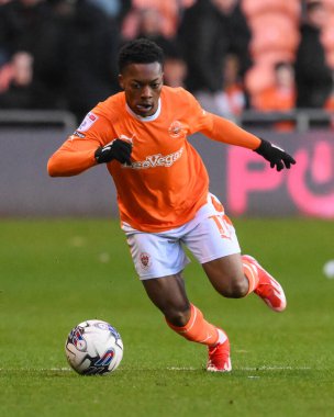 Blackpool 'dan Karamoko Dembele, 9 Nisan 202' de Bloomfield Road, Blackpool 'da oynanan Blackpool-Fleetwood Town maçında topla bir çıkış yaptı.