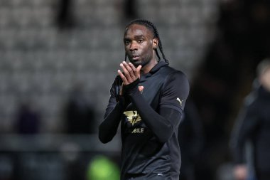 Barnsley 'den Devante Cole, 9 Nisan 202' de İngiltere 'nin Stevenage Stadyumu' nda oynanan Sky Bet 1 karşılaşmasında seyircileri alkışlıyor.