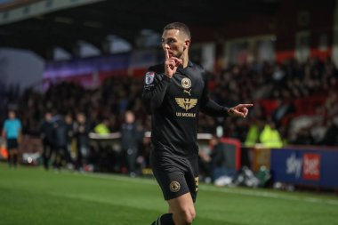 Barnsley 'den Adam Phillips, 9 Nisan 202' de Lamex Stevenage, İngiltere 'de oynanan Sky Bet 1 maçı Stevenage-Barnsley maçında 0-1' lik galibiyetini kutluyor.