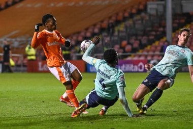 Blackpool 'dan Karamoko Dembele vuruyor ama Fleetwood Townlu Brendan Wiredu tarafından 9 Nisan 202' de Bloomfield Road, Blackpool 'daki Blackpool-Fleetwood Town maçında bloke edildi.