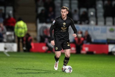 Barnsley 'den Jamie McCart, 9 Nisan 202' de İngiltere 'de Lamex Stadyumu' nda Stevenage ve Barnsley arasında oynanan Sky Bet 1 karşılaşmasında topla birlikte.
