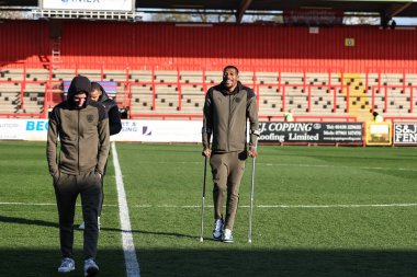 Barnsley 'li Donovan Pines, 9 Nisan 202' de İngiltere 'nin Stevenage Stevenage Stadyumu' nda oynanan Sky Bet 1 karşılaşmasında koltuk değnekleriyle takımla birlikte hareket ediyor.