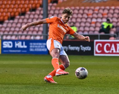 Blackpool 'dan George Byers, 9 Nisan 202' de Bloomfield Road, Blackpool 'da oynanan Blackpool-Fleetwood Town maçında kalede şut çekiyor.