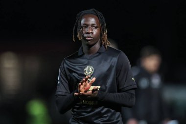 Barnsley 'li Fbio Jal, 9 Nisan 2024' te İngiltere 'nin Stevenage Stadyumu' nda oynanan Sky Bet 1 karşılaşmasında gezgin taraftarları alkışlıyor.