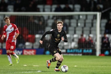 Barnsley 'den Luca Connell, 9 Nisan 202' de İngiltere 'nin Stevenage Stevenage Stadyumu' nda Stevenage ile Barnsley arasındaki Sky Bet 1 maçında topu aldı.