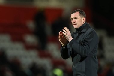 Neill Collins Barnsley teknik direktörü, 9 Nisan 202 'de İngiltere' nin Stevenage Stevenage stadyumunda oynanan Sky Bet 1 karşılaşmasında gezgin taraftarları alkışlıyor.