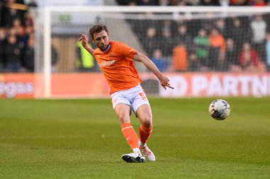 Blackpool 'dan Matthew Pennington, 9 Nisan 202' de Bloomfield Road, Blackpool 'da oynanan Blackpool-Fleetwood Town maçında pas veriyor.