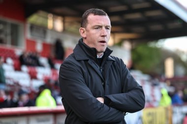 Neill Collins Barnsley 'in baş antrenörü, 9 Nisan 202' de İngiltere 'de Lamex Stadyumu' nda oynanan Sky Bet 1 maçında Stevenage ve Barnsley maçına bakıyor.
