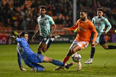 Blackpool 'dan CJ Hamilton, 9 Nisan 202' de Bloomfield Road, Blackpool 'da oynanan Blackpool-Fleetwood Town maçında Fleetwood Town maçının hemen dışında Fleetwood Town' dan Jay Lynch 'e faul yaptı.
