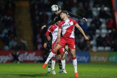 Barnsley 'den John Mcatee, Stevenage-Barnsley maçında Stevenage - Lamex Stevenage, İngiltere' de 9 Nisan 202 'de Stevenage - Stevenage maçı sırasında Stevenage' den Dan Sweeney 'den yüksek topu kazandı.
