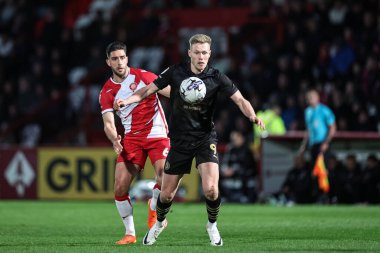 Barnsley 'den Sam Cosgrove, 9 Nisan 202' de İngiltere 'deki Lamex Stadyumu' nda Stevenage ile Barnsley arasındaki Sky Bet 1 maçında topla birlikte.