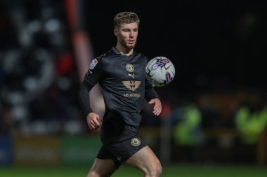 Barnsley 'den John Mcatee, 9 Nisan 202' de İngiltere 'nin Stevenage Stevenage Stadyumu' nda Stevenage ile Barnsley arasındaki Sky Bet 1 maçı sırasında topu bırakıyor.
