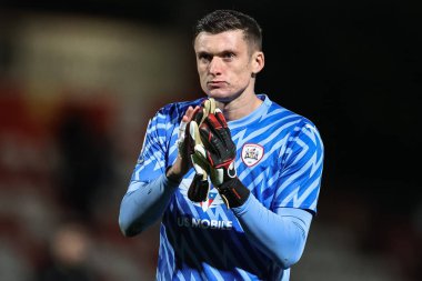 Barnsley 'den Liam Roberts, 9 Nisan 202' de İngiltere 'nin Stevenage Stadyumu' nda oynanan Sky Bet 1 karşılaşmasında seyircileri alkışlıyor.