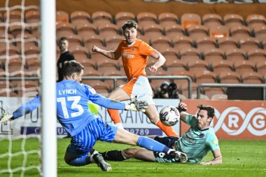 Blackpool 'dan Jake Beesley gol atıyor ama Fleetwood Kasabası' ndan Jay Lynch tarafından 9 Nisan 202 'de Bloomfield Road, Blackpool' da oynanan Blackpool-Fleetwood maçında kurtarıldı.