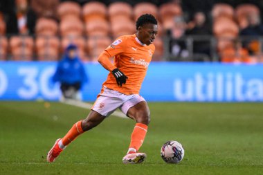Blackpool 'dan Karamoko Dembele, 9 Nisan 202' de Bloomfield Road, Blackpool 'da oynanan Blackpool-Fleetwood Town maçında topla bir çıkış yaptı.